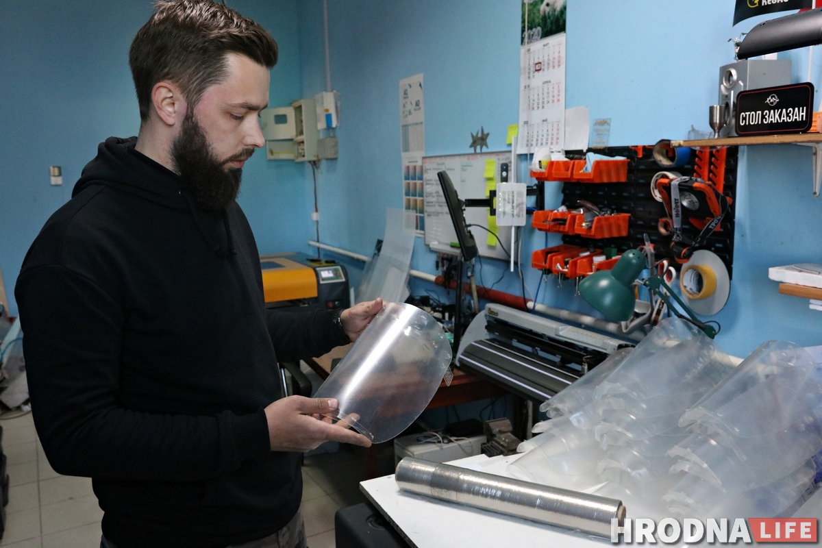 "Урачы на перадавой, нам трэба іх абараніць". Як гродзенцы робяць для медыкаў ахоўныя экраны "Урачы на перадавой, нам трэба іх абараніць". Як гродзенцы робяць для медыкаў ахоўныя экраны