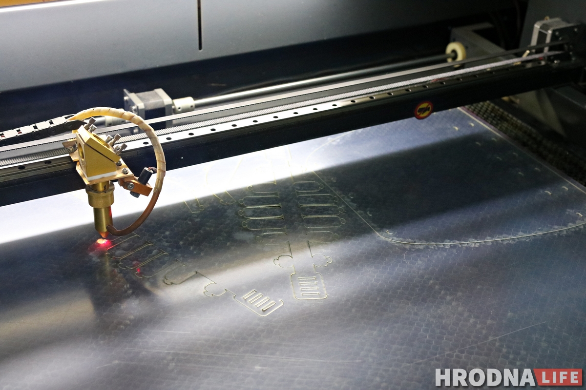 "Урачы на перадавой, нам трэба іх абараніць". Як гродзенцы робяць для медыкаў ахоўныя экраны "Урачы на перадавой, нам трэба іх абараніць". Як гродзенцы робяць для медыкаў ахоўныя экраны