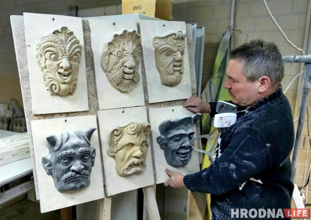 Скульптар паказаў новыя маскароны, якія хутка з'явяцца на Старым замку
