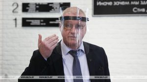 У тэхнапарку ГрДУ ствараюць ахоўныя экраны для медыкаў директор технопарка ГрГУ им. Янки Купалы Александр Василевич демонстрирует защитный экран, созданный с использованием технологий 3D-печати.