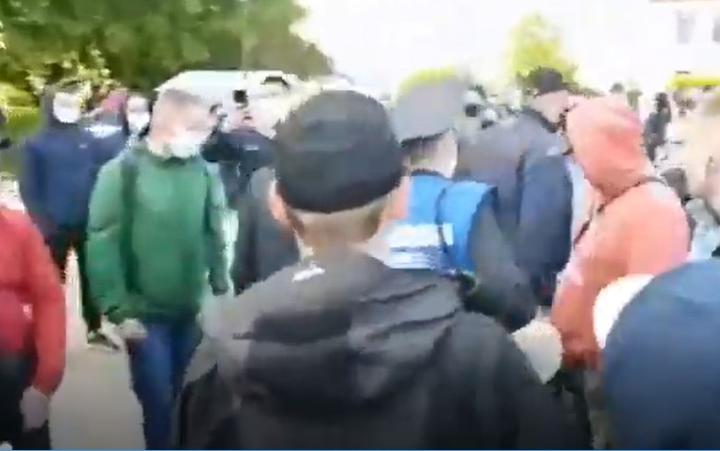 Задержание Тихановского и «нападение на милиционера» в Гродно: разбираем видео с места событий