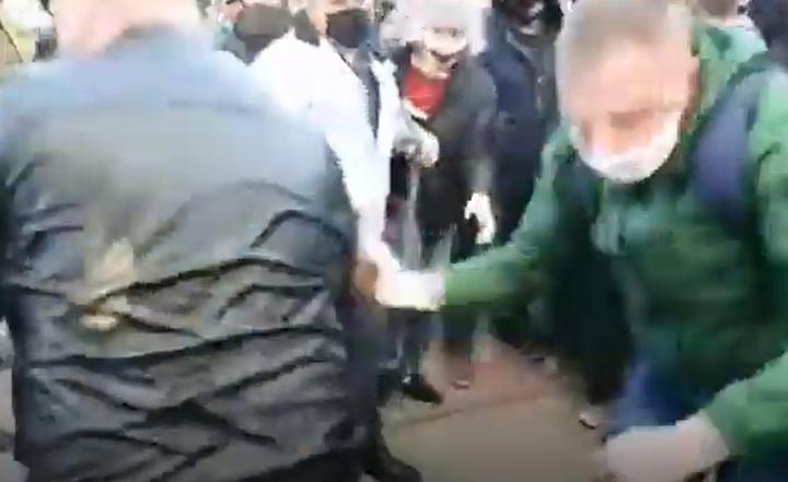 Задержание Тихановского и «нападение на милиционера» в Гродно: разбираем видео с места событий