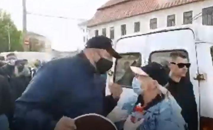 Задержание Тихановского и «нападение на милиционера» в Гродно: разбираем видео с места событий