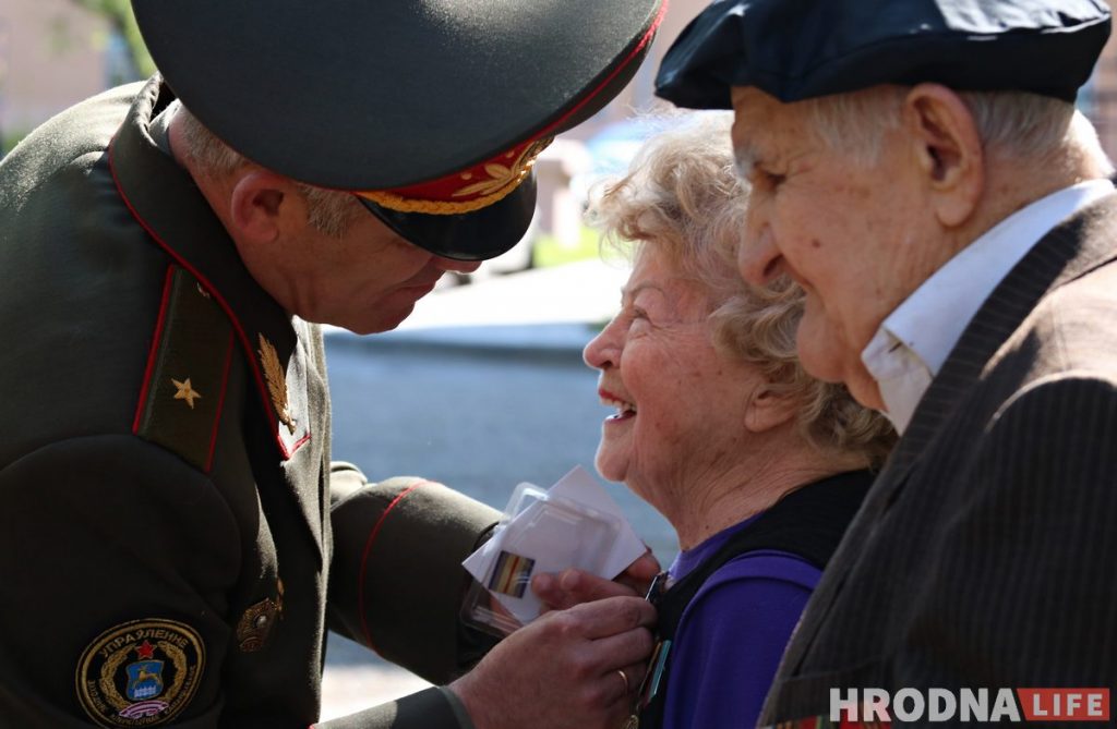 Без масак, але з аркестрам. У Гродне ветэранаў віншуюць з Днём Перамогі