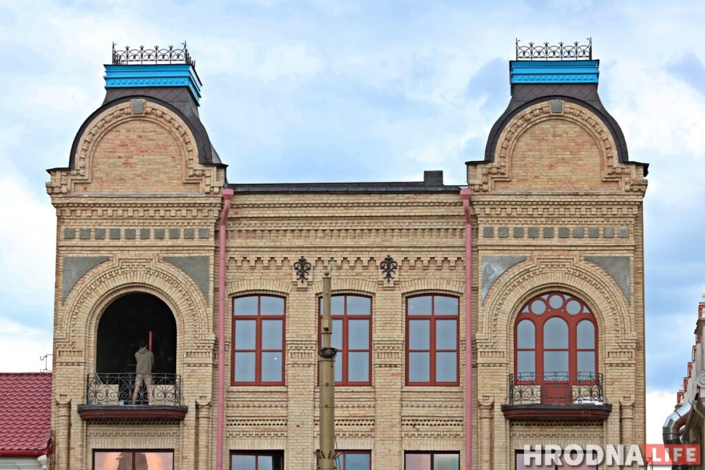 Вежы на доме купца Мураўёва пафарбавалі ў блакітны колер. Кажуць, так трэба