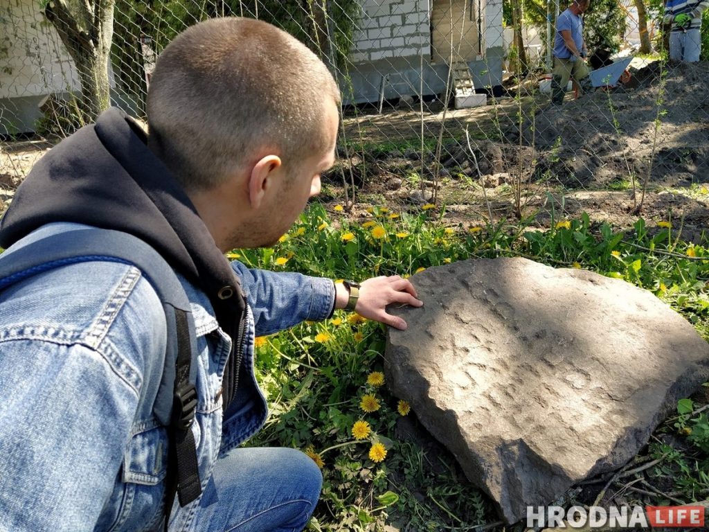 На Траецкай каля стаянкі знайшлі яўрэйскія мацэвы. Там былі вялікія могілкі