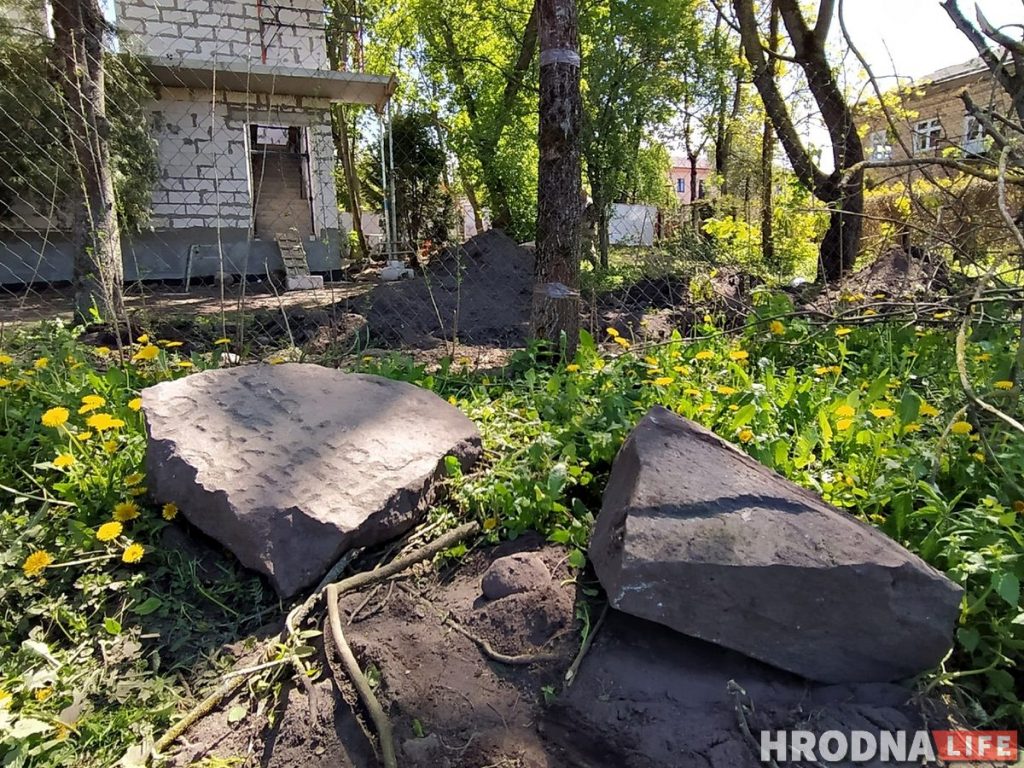 На Траецкай каля стаянкі знайшлі яўрэйскія мацэвы. Там былі вялікія могілкі