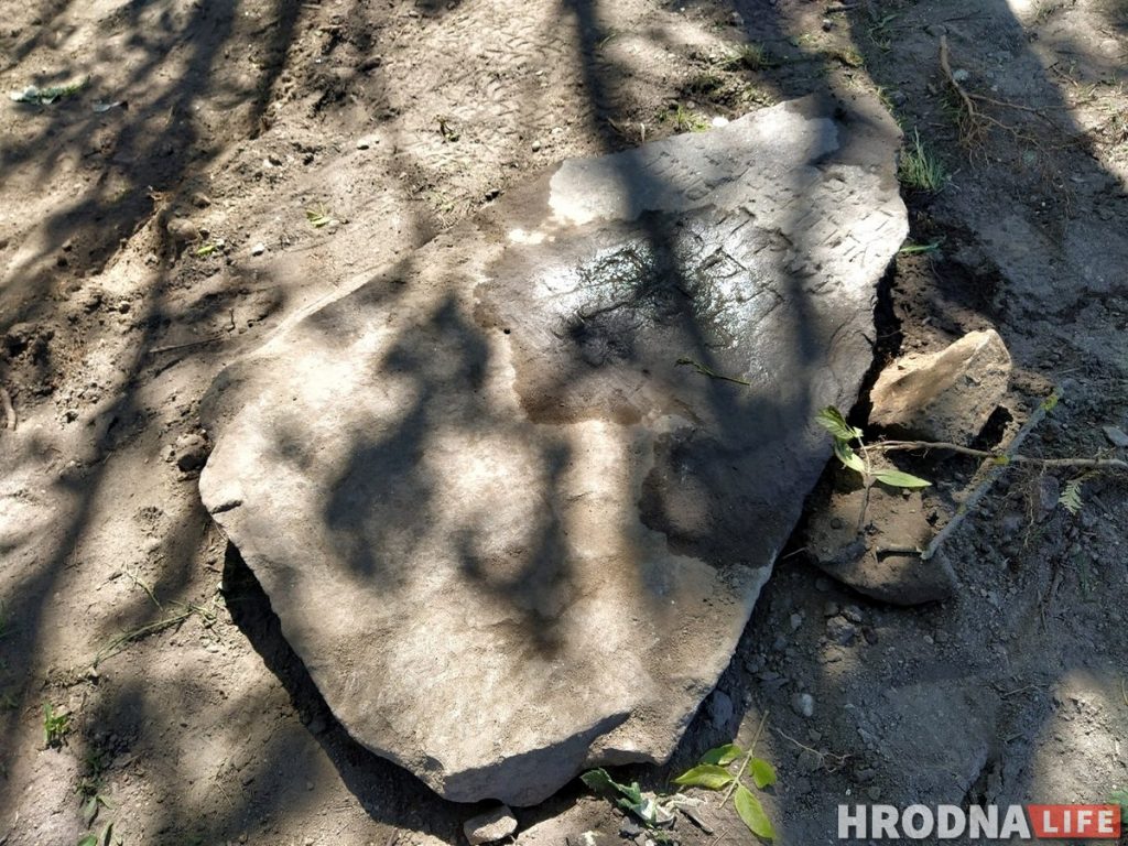 На Траецкай каля стаянкі знайшлі яўрэйскія мацэвы. Там былі вялікія могілкі