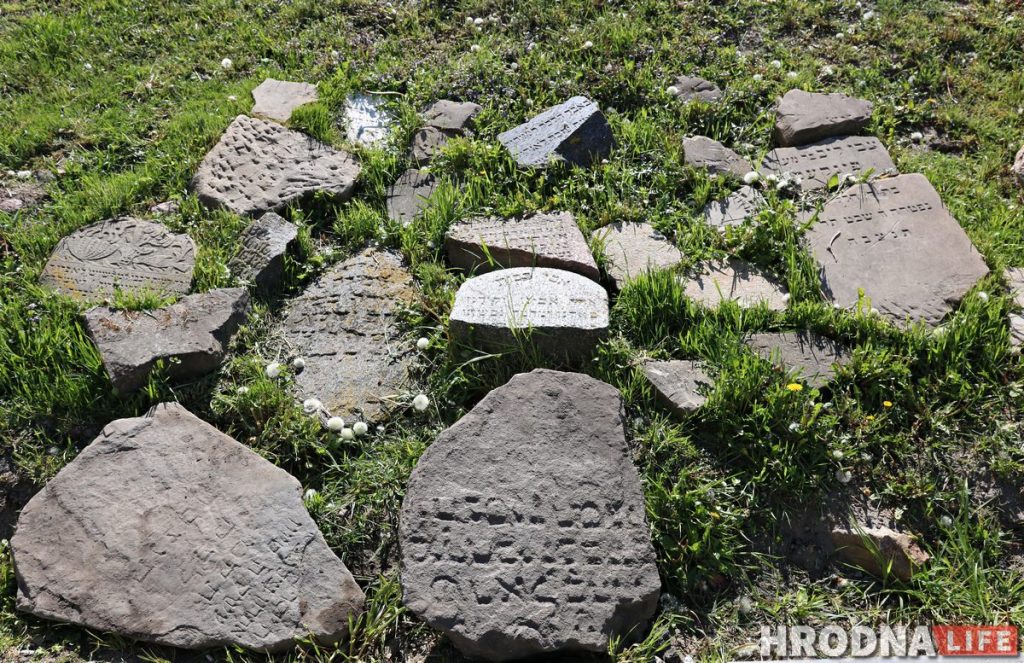 На Траецкай каля стаянкі знайшлі яўрэйскія мацэвы. Там былі вялікія могілкі