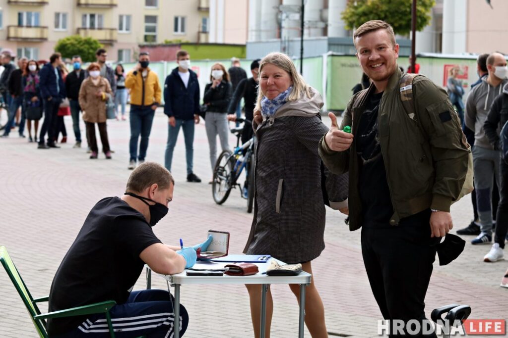 «Мы хочам пераменаў». Гродзенцы стаялі пад дажджом, каб падпісацца за Ціханоўскую
