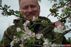 Злавіў хайп і стаў фермерам. Праграміст з Гродна закопвае грэчку ў зямлю і вырошчвае ягады годжы