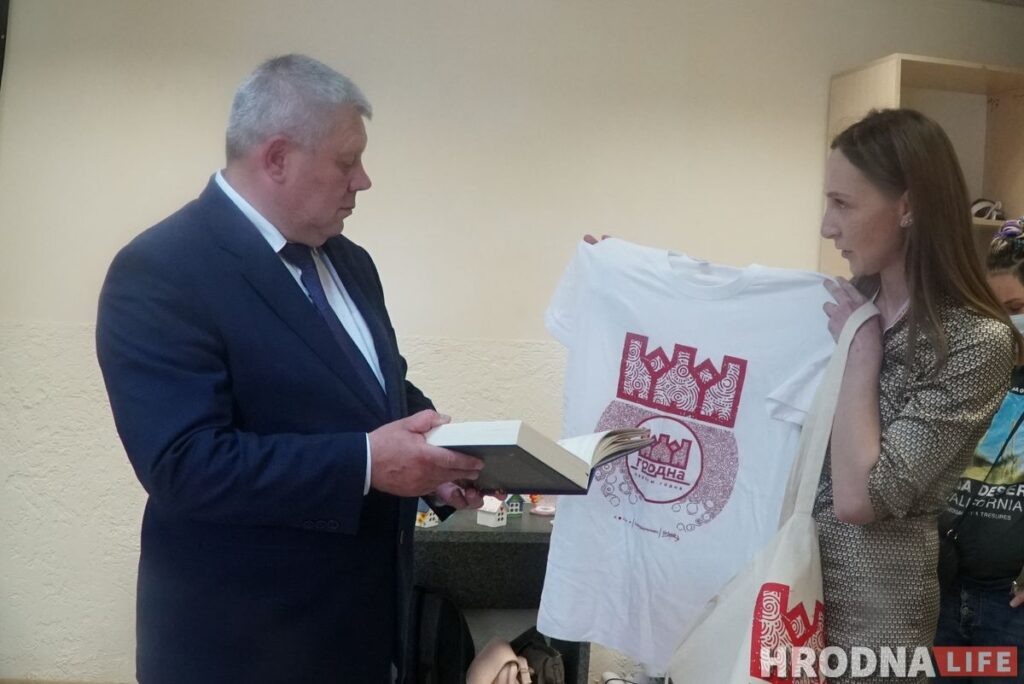 Мечислав Гой посетил волонтеров хосписа. С мороженым и поздравлениями