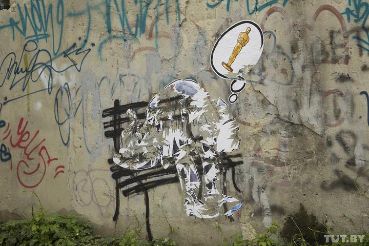 На сцяне ў Брэсце з'явіўся і знік міліцыянер. Ён плача і марыць пра Оскар пасля затрымання Ціханоўскага ў Гродне