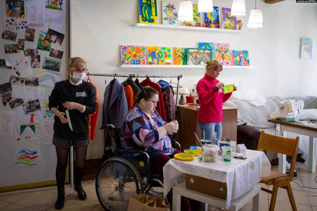 За гродзенскіх валанцёраў у хоспісе, якія шылі камбінезоны для медыкаў, заступіўся Мечыслаў Гой