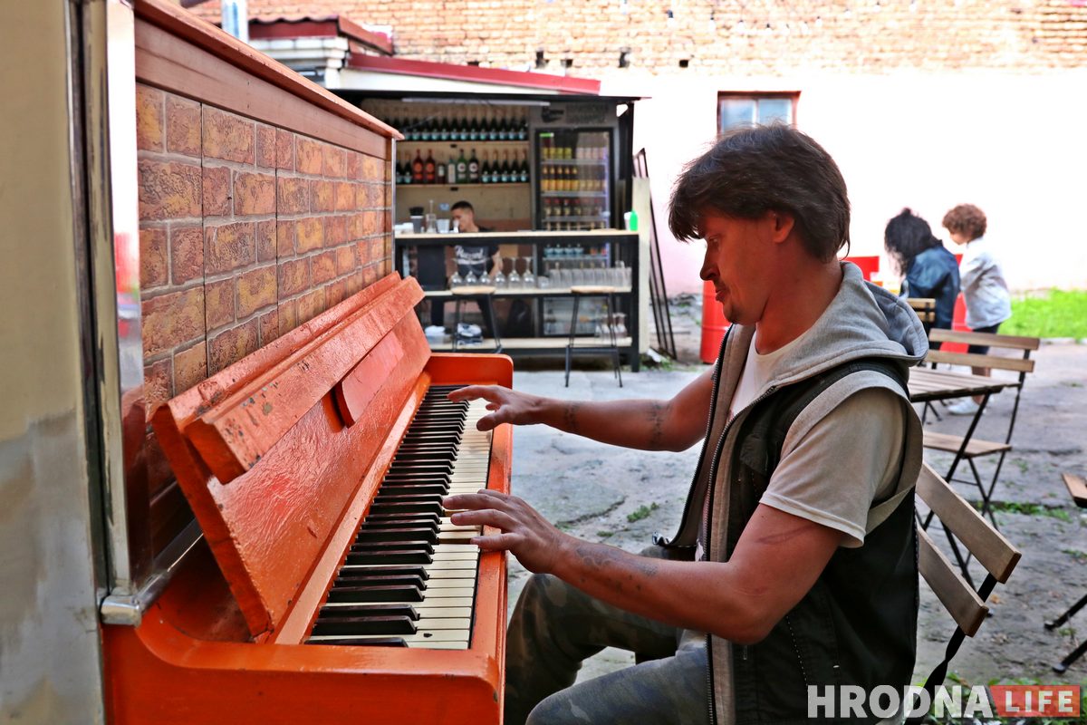 Вулічны музыка, якога "выгналі" з цэнтра Гродна, вернецца граць (абноўлена)