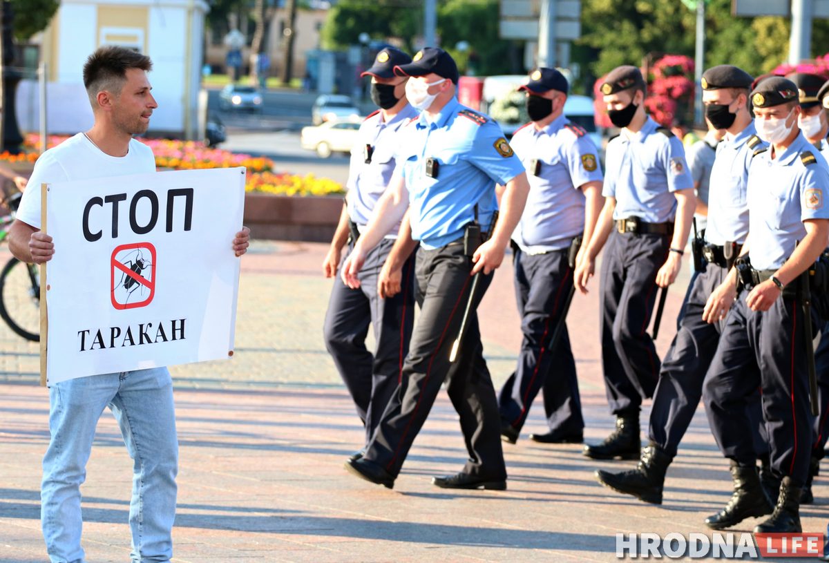 «Нават самы дурны з міліцыянтаў не хоча быць злыднем». Дзмітрый Навоша, - пра тое, чаму менавіта цяпер важна казаць пра беззаконне ў Беларусі