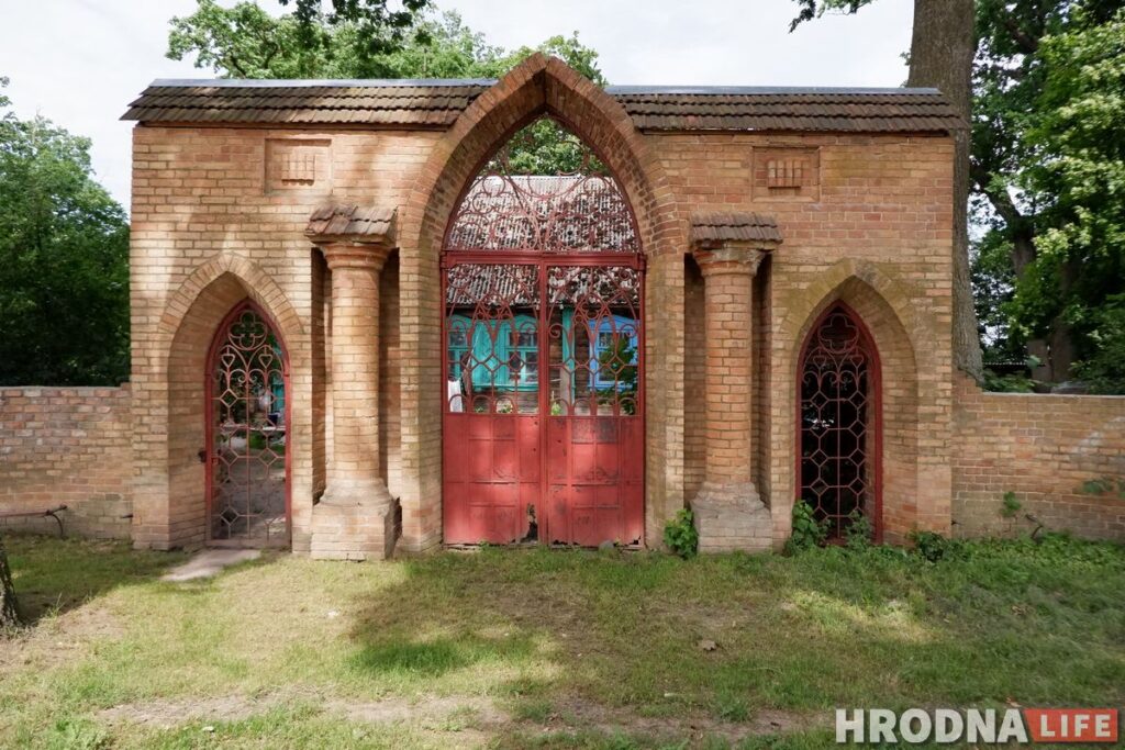 Палац у лясных джунглях,  пешы мост і найвышэйшы млын Беларусі: падарожжа на 12 цікавостак за 1 дзень