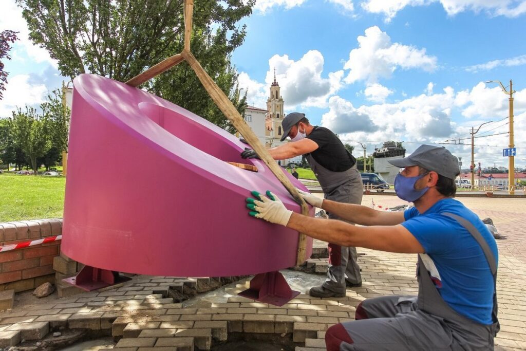 У цэнтры Гродна ўсталёўваюць арт-аб’ект «МОВА»