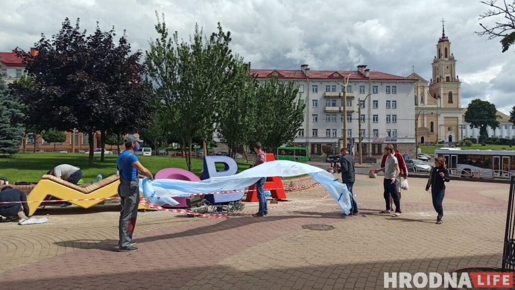 У цэнтры Гродна ўсталёўваюць арт-аб’ект «МОВА»