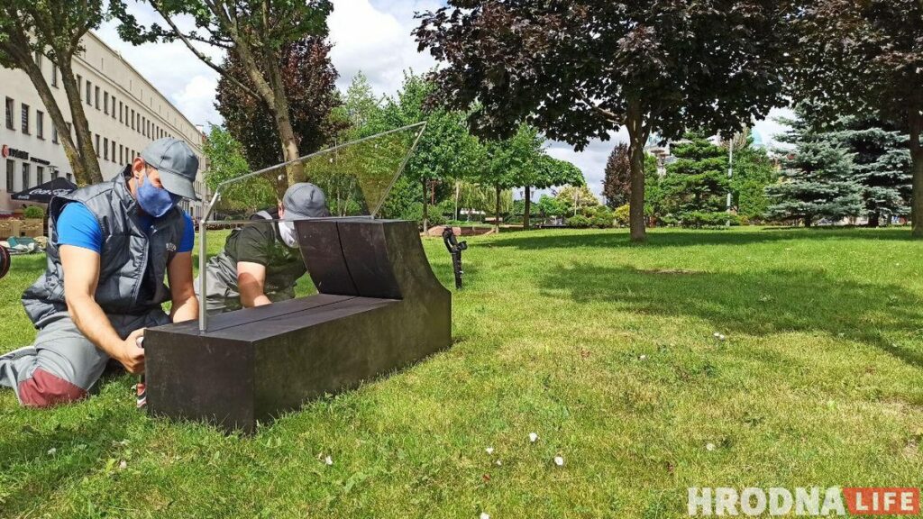 У цэнтры Гродна ўсталёўваюць арт-аб’ект «МОВА»