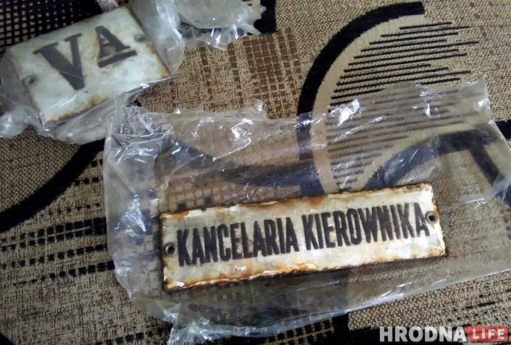 Таблічкі, бутэлька і запалкі. Глядзіце, што знаходзяць на даху найстарэйшай школы горада