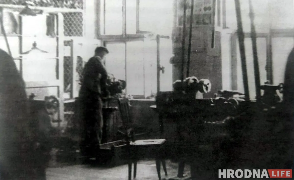 У цэху фабрыкі ровараў Старавольскіх - Kresowa fabryka rowerów i motocykli «Niemen»