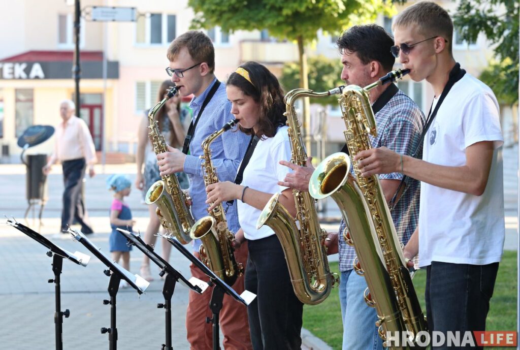 Дзеля прафесійнага росту: у цэнтр Гродна выйшаў граць квартэт саксафаністаў Дзеля прафесійнага росту: у цэнтр Гродна выйшаў граць квартэт саксафаністаў