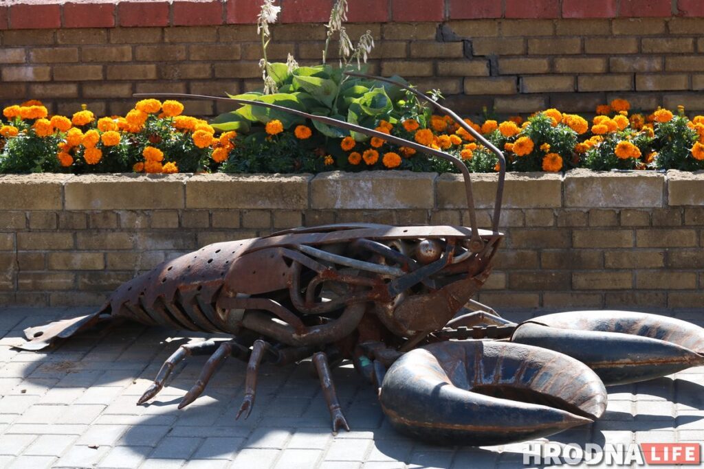 Да фестывалю вулічнага мастацтва ў цэнтры Гродна усталёўваюць новыя арт-аб'екты