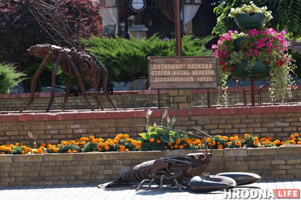 Да фестывалю вулічнага мастацтва ў цэнтры Гродна усталёўваюць новыя арт-аб'екты