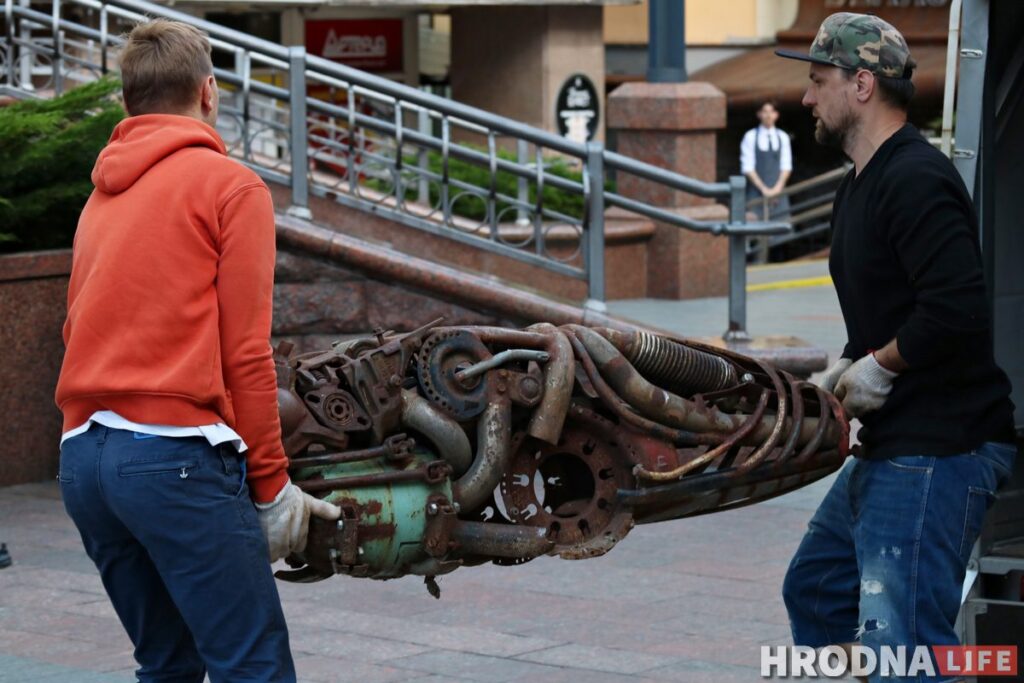 Да фестывалю вулічнага мастацтва ў цэнтры Гродна усталёўваюць новыя арт-аб'екты