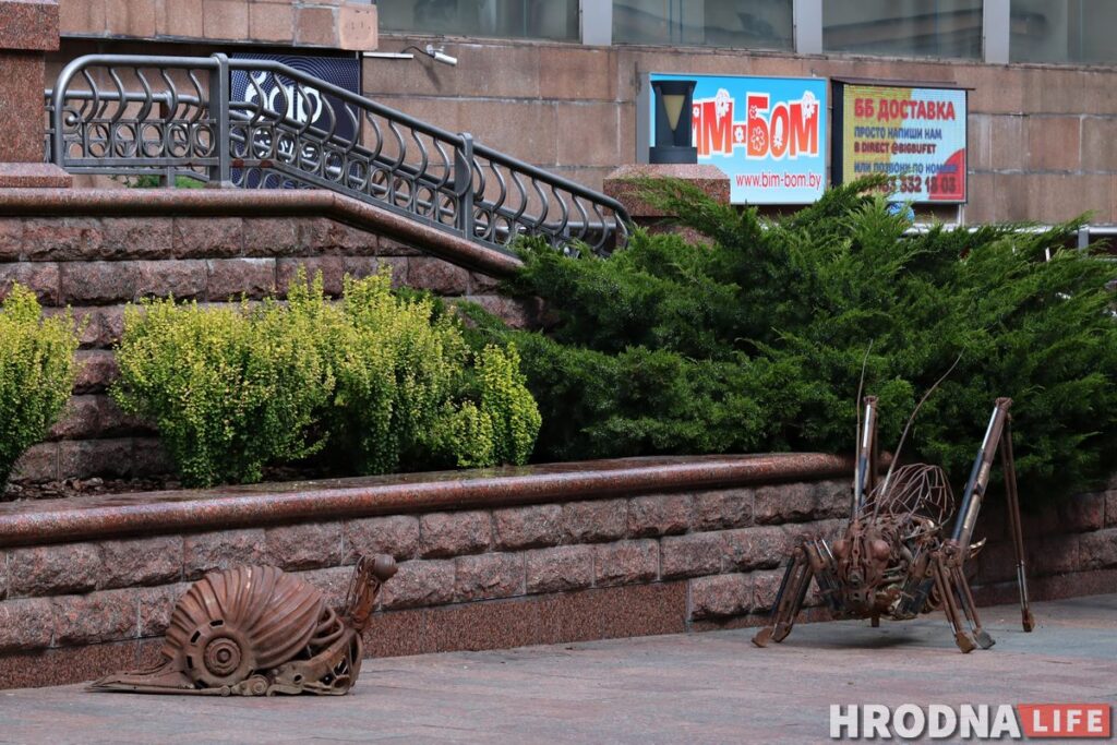 Да фестывалю вулічнага мастацтва ў цэнтры Гродна усталёўваюць новыя арт-аб'екты