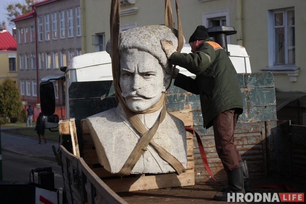 Нашчадкі Чапаева просяць Лукашэнку перадаць у Расію дэмантаваны ў Гродне помнік Нашчадкі Чапаева просяць Лукашэнку перадаць у Расію дэмантаваны ў Гродне помнік