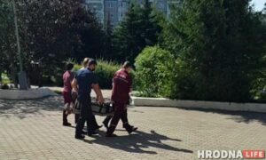 Назіральніка вынеслі з участка на насілках: яму стала дрэнна пасля гутаркі са старшынёй камісіі Назіральніка вынеслі з участка на насілках: яму стала дрэнна пасля гутаркі са старшынёй камісіі