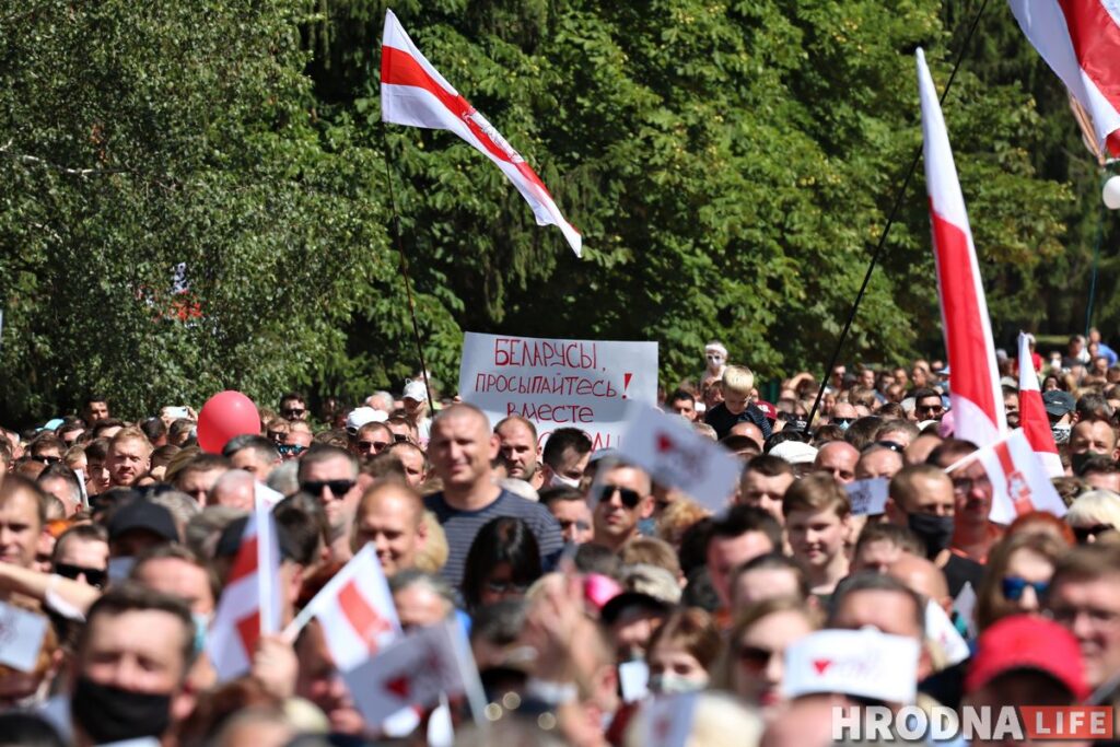 ФОТА: Амаль 10 тысяч гродзенцаў прыйшло на пікет Ціханоўскай у Гродне