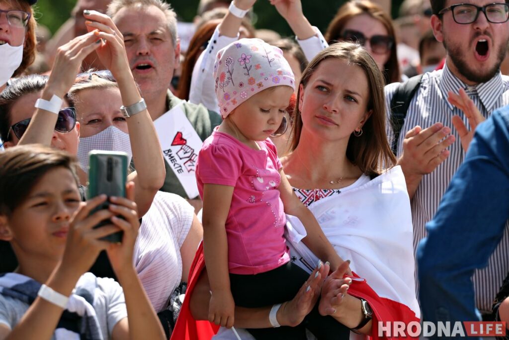 ФОТА: Амаль 10 тысяч гродзенцаў прыйшло на пікет Ціханоўскай у Гродне