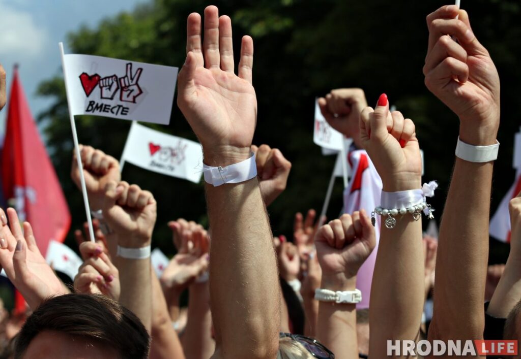 ФОТА: Амаль 10 тысяч гродзенцаў прыйшло на пікет Ціханоўскай у Гродне