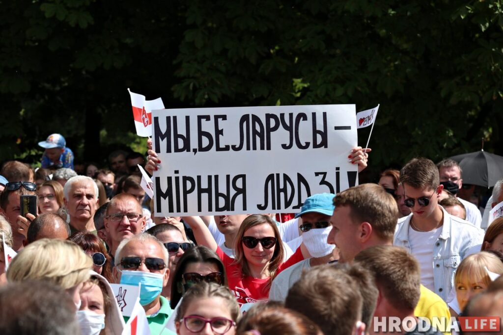 ФОТА: Амаль 10 тысяч гродзенцаў прыйшло на пікет Ціханоўскай у Гродне