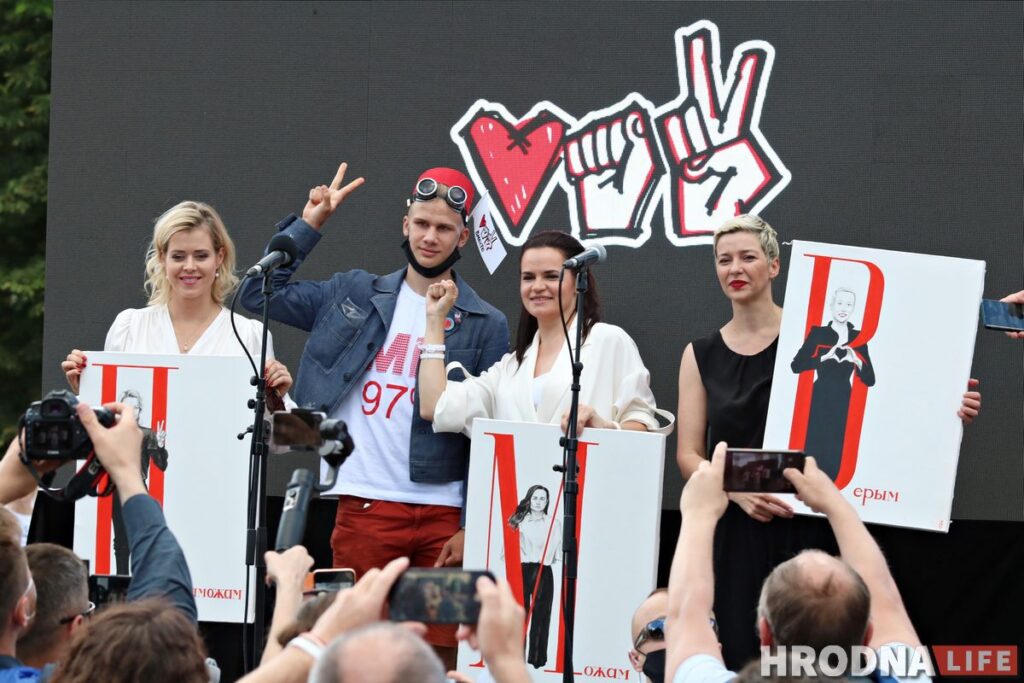 ФОТА: Амаль 10 тысяч гродзенцаў прыйшло на пікет Ціханоўскай у Гродне