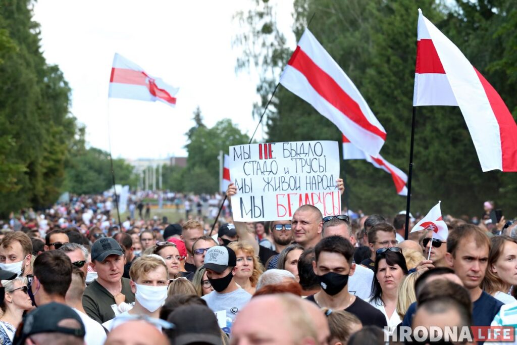 ФОТА: Амаль 10 тысяч гродзенцаў прыйшло на пікет Ціханоўскай у Гродне