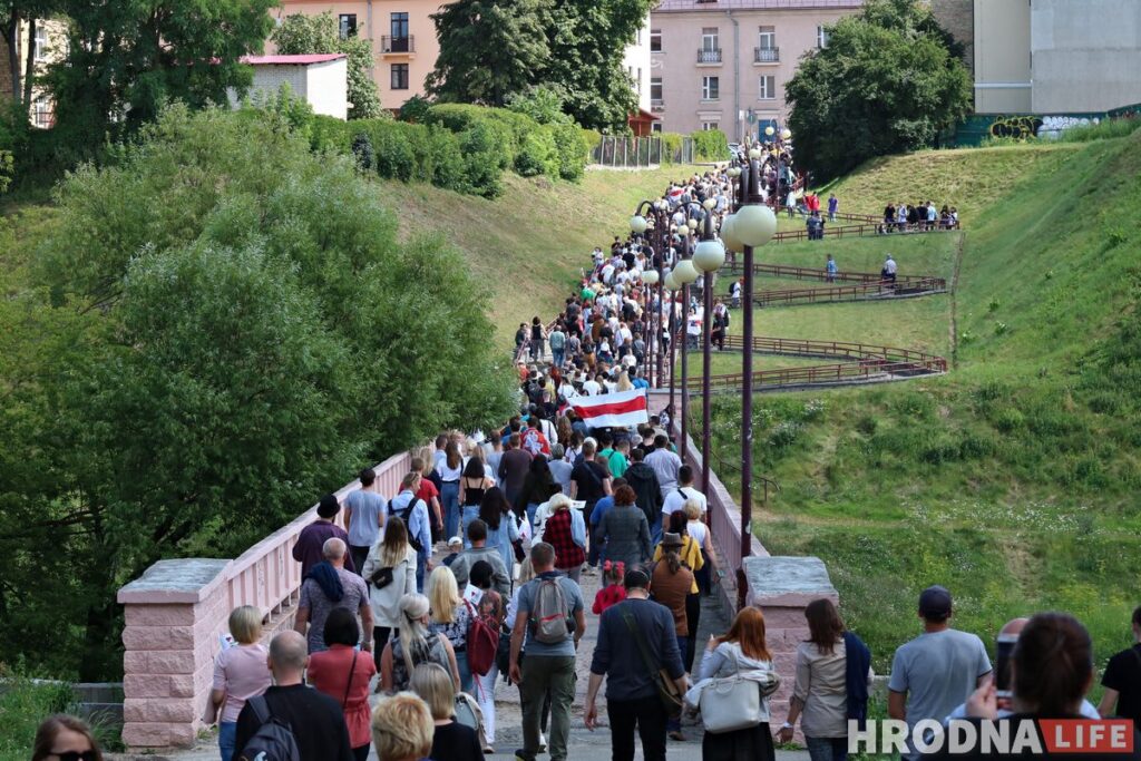 ФОТА: Амаль 10 тысяч гродзенцаў прыйшло на пікет Ціханоўскай у Гродне