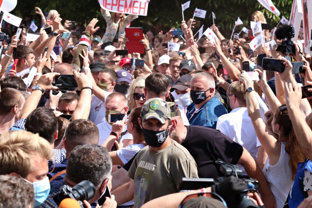 “Не абавязкова быць моцным”. Як гродзенцы ахоўвалі пікет Ціханоўскай і не толькі