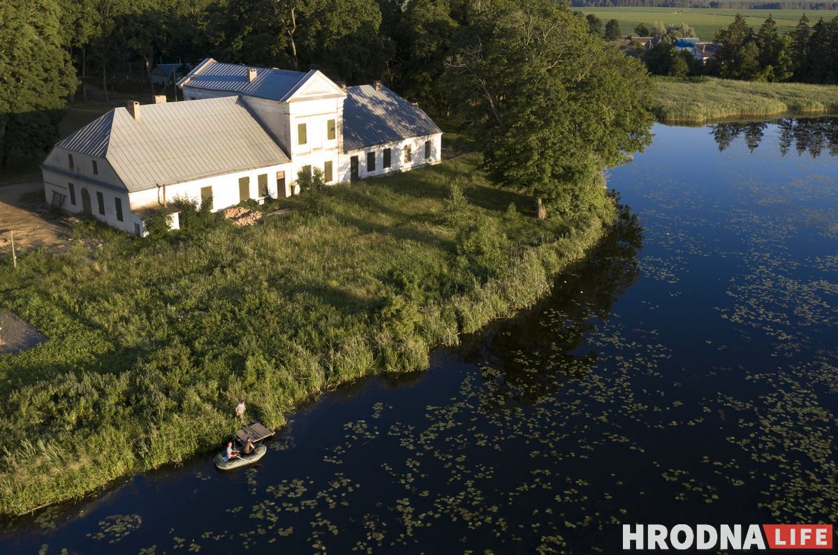 Горад Ларысы Геніюш, радзіма беларускіх немцаў і сядзіба, дзе гасцяваў Напалеон. 10 месцаў паміж  Свіслаччу і Зэльвай – за 1 дзень