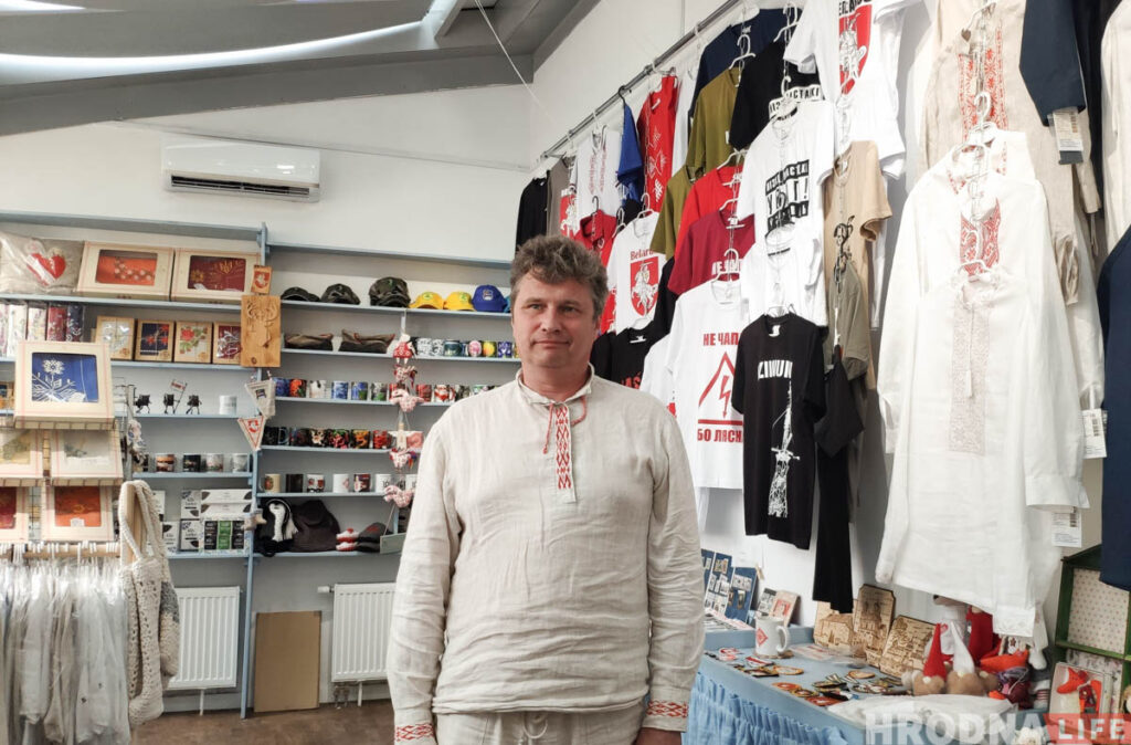 З гродзенскай крамы "Адметнасць" канфіскавалі бела-чырвона-белыя сцягі і спіс выбарчых участкаў