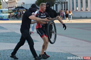 У Гродне двух веласіпедыстаў асудзілі за прабег: аднаму далі суткі, іншаму штраф