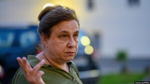 «Заткні еб🤬ло, с🤬ка». 55-гадовая гарадзенка пры затрыманьні ўкусіла амапаўку. Яе зьбілі, а цяпер завялі крымінальную справу