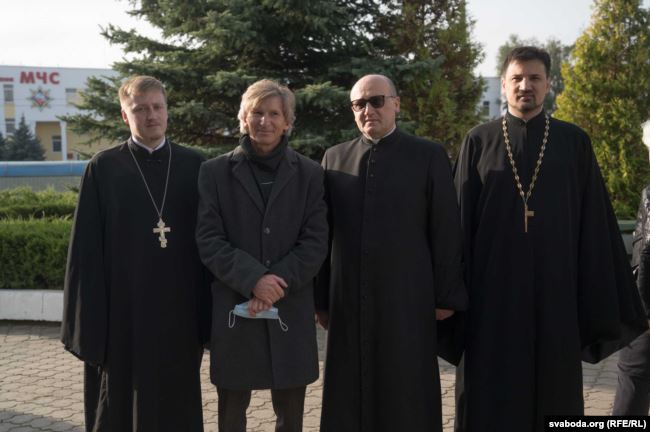 В Гродно на суд над известным хирургом Цилиндзем пришли священники и горожане