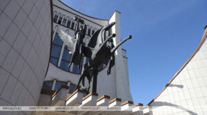 Дырэктар драмтэатра ў Гродне пракаментаваў спыненне спектакля пасля затрымання акцёраў