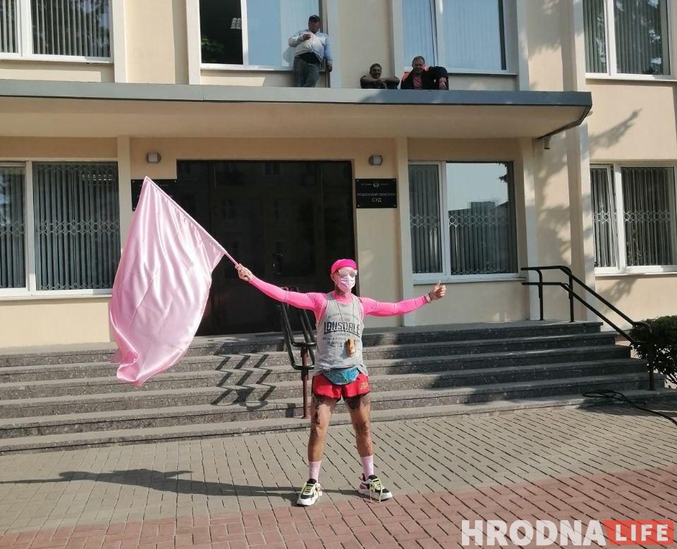 "Хотел показать, что это - фарс". Гродненский музыкант Игорь Банцер пришел в суд в розовом, его забрал ОМОН