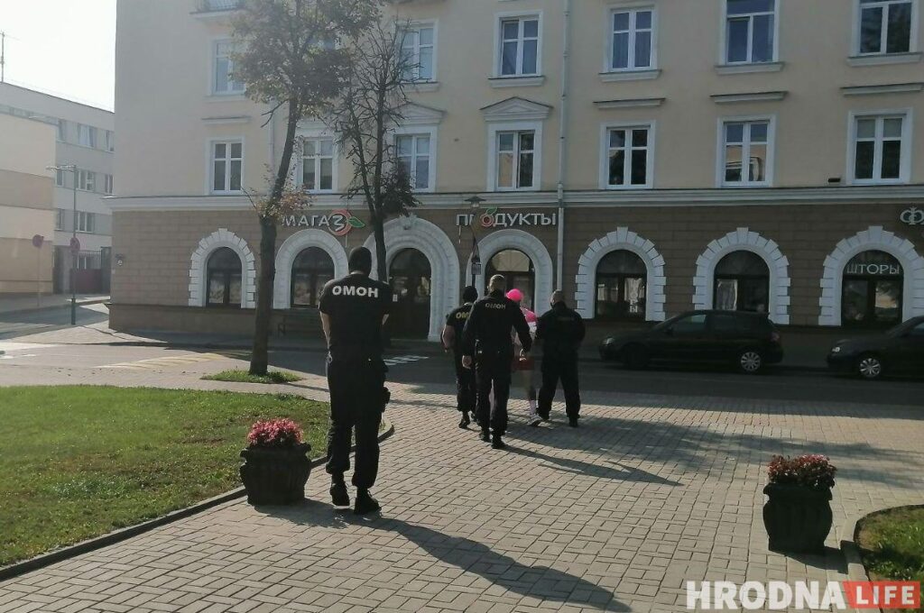 "Хотел показать, что это - фарс". Гродненский музыкант Игорь Банцер пришел в суд в розовом, его забрал ОМОН