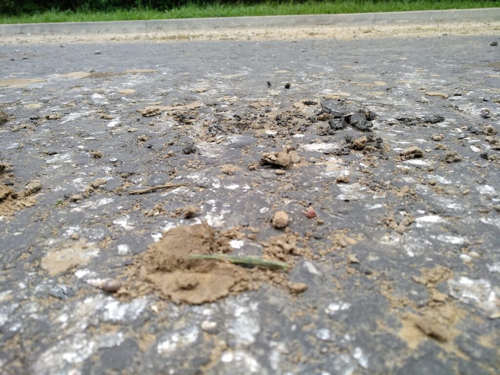 Ваенная тэхніка пашкодзіла дарогу ў Ласосна-4. Жыхары звярнуліся да ўладаў і вайскоўцаў, але адказ пакуль не атрымалі